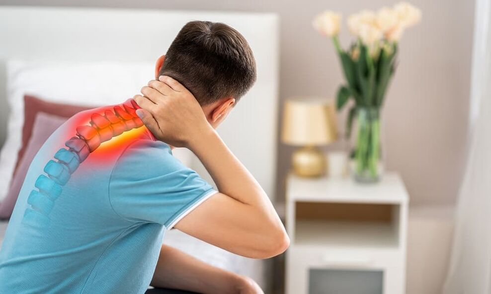 Un home está preocupado polos signos de osteocondrose cervical que require tratamento