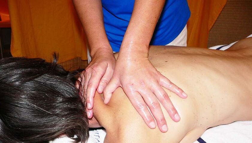 Sesión de masaxes para a osteocondrose da columna cervical