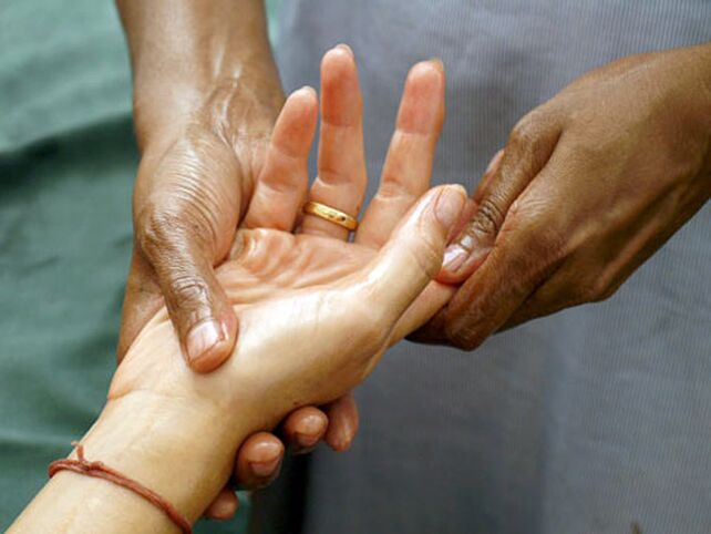 A terapia manual é un método bastante popular para tratar a rizartrose que afecta as articulacións dos dedos.